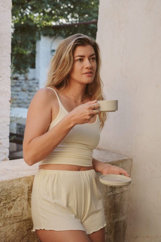 kurze, weiche tencel modal shorts in einem gerippten Stoff. Passendes Crop Strap Top in creme