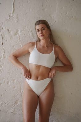 Crop Bralette Bikini Weiss mit knappem Bikini Unterteil