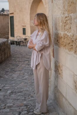 Lina Bluse aus Tencel und Viskose mit gestreiftem Design", "Gestreifte Lina Bluse mit Corozo-Knöpfen, handgefertigt in Zürich