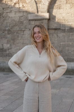 Libra Pullover aus Bio-Baumwolle mit Reißverschluss, gestrickt in Huttwil", "Handgefertigter Libra Pullover in Natur, genäht in Zürich